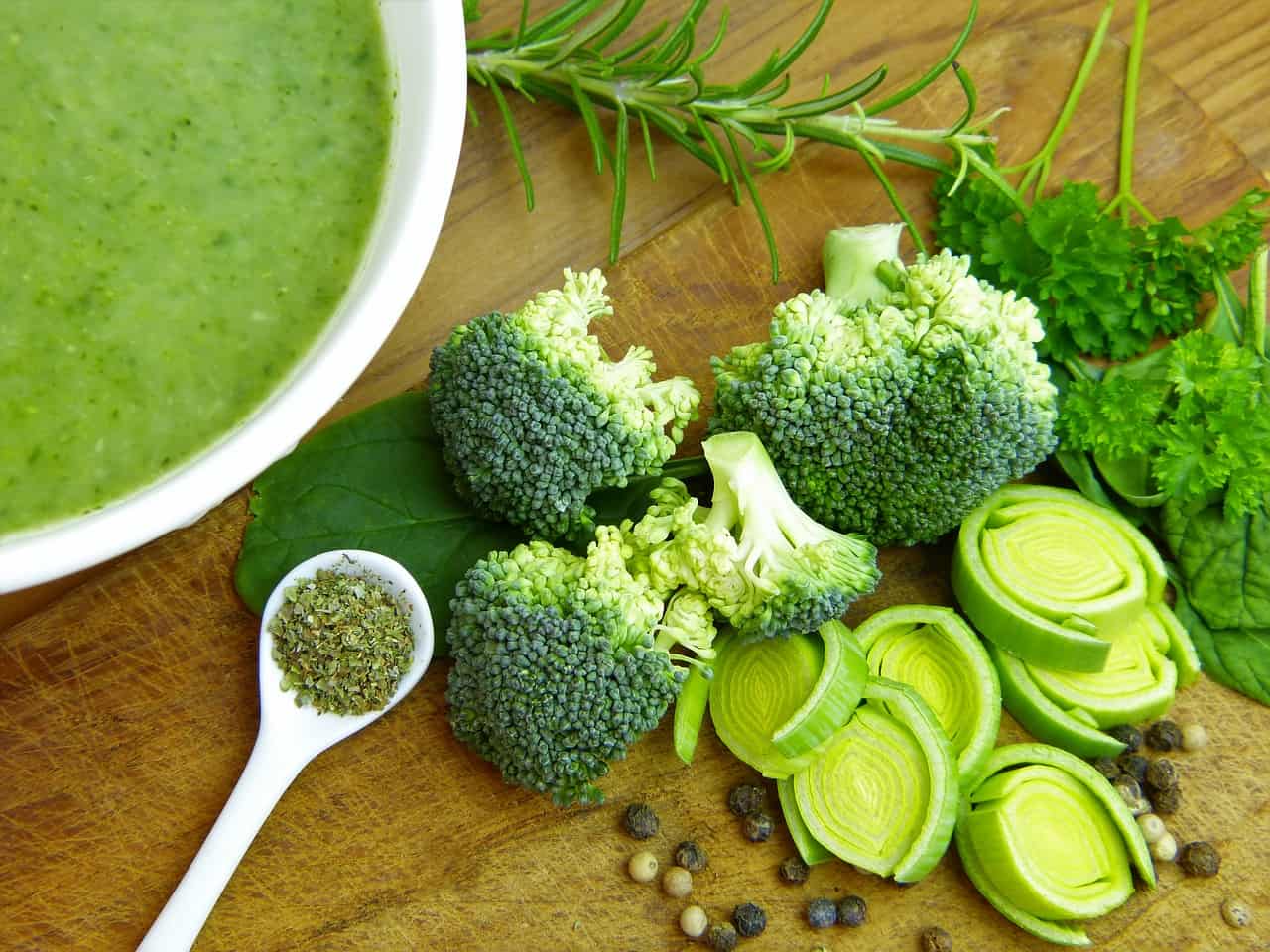 green detox soup and broccoli